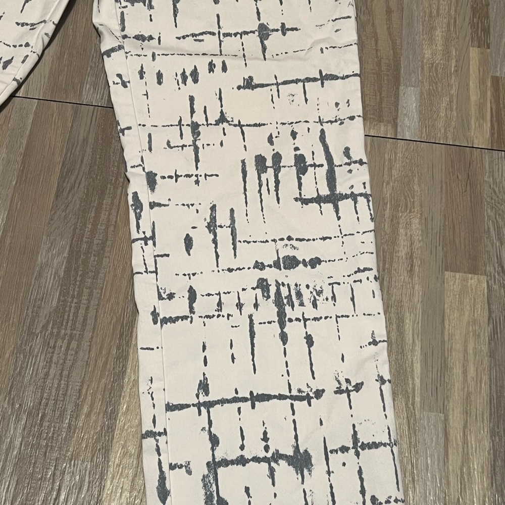 Krazy Larry Women Pull-On Ankle Stretch Pant White Gray Paint Cement Lines Sz 2 - Picture 2 of 7